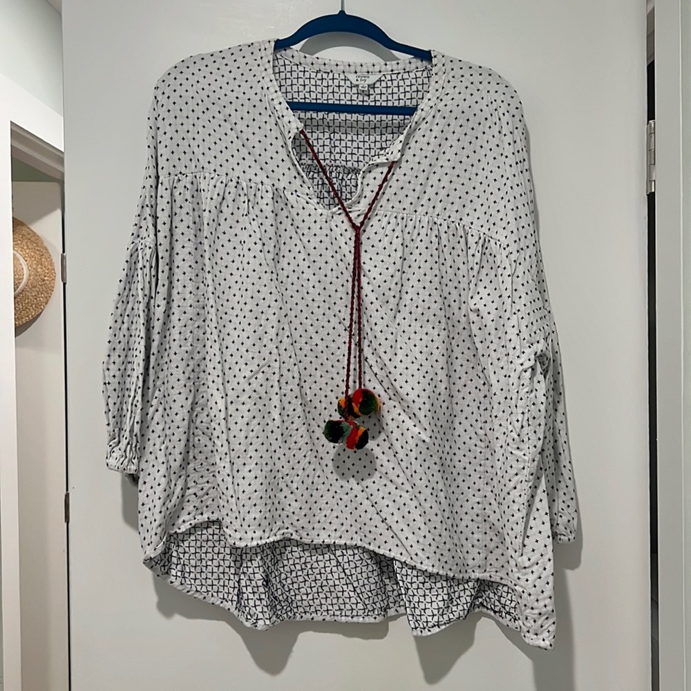 Crown & Ivy Size Large Top